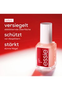 Nagellackflasche mit klarem Glasboden und weißem Deckel, in einem hellrosa Farbton. Das Etikett zeigt die Marke "essie" in Weiß auf rotem Hintergrund.
