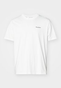 Baltas medvilnės marškinėliai su apvaliu kaklu ir trumpomis rankovėmis. Mažas juodas "Pepe Jeans" logotipas viršuje kairėje krūtinės pusėje.