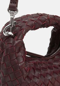 Borsa a tracolla in pelle bordeaux intrecciata con finitura testurizzata, caratterizzata da un gancio in metallo argentato e dettagli di cucitura a contrasto.