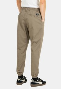 Reell REFLEX BOOST - Trousers - lichen