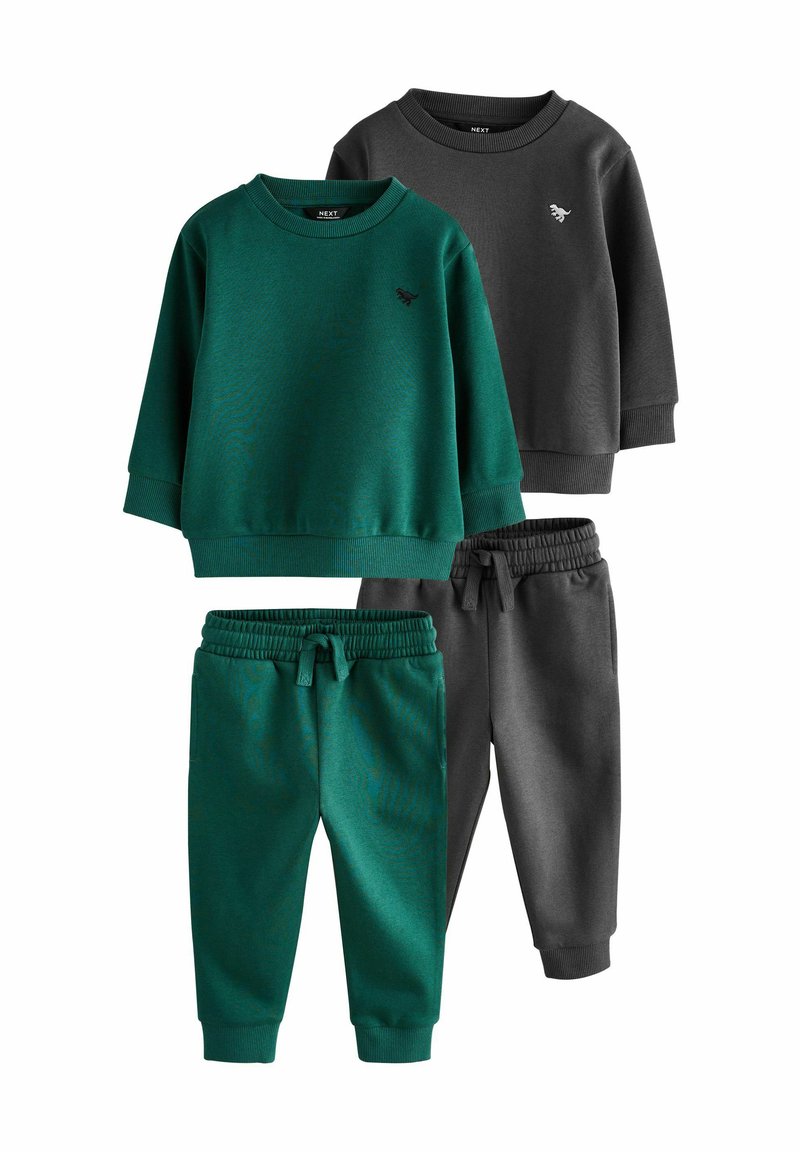 Deux ensembles de sweat-shirts et pantalons pour enfants. Un ensemble est vert foncé avec un pantalon de jogging assorti ; l'autre est gris foncé avec un pantalon de jogging gris.