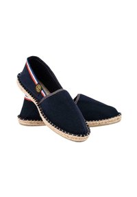 Espadrilles en toile bleu marine avec une semelle en jute tressé, dotées d'une doublure intérieure rayée et de coutures décoratives le long des bords.