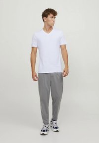 Jack & Jones JACBASIC V-NECK TEE 2 PACK  - Maglietta intima - white