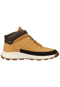 Bottes de randonnée montantes tan et marron avec semelle en caoutchouc noire, œillets dorés et lacets contrastés. Fabriquées en cuir et matériaux synthétiques.