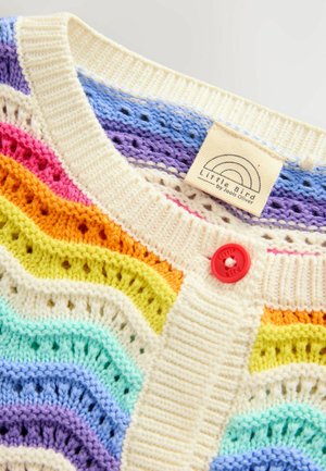 Mehrfarbiger Strickcardigan mit Wellenmustern in Pastellfarben: Pink, Orange, Gelb, Grün, Blau und Lila. Roter Knopfverschluss.