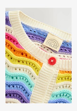 Multifarvet strikket cardigan med bølgemønstre i pastelfarver: pink, orange, gul, grøn, blå og lilla. Rød knapdetalje.