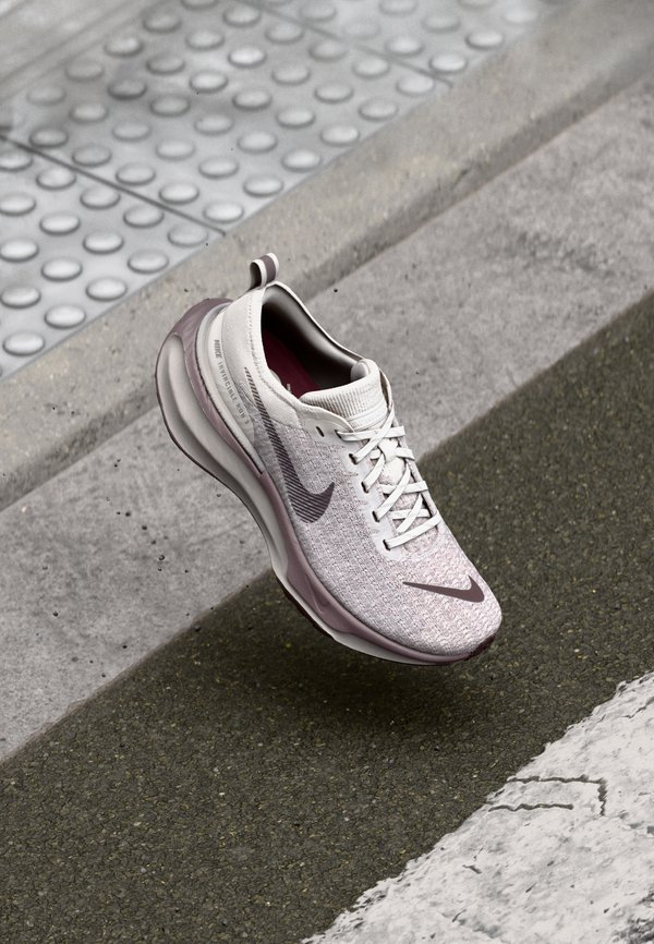 ZOOMX INVINCIBLE RUN FK 3 - Road running shoes - anthracite, bordeaux, taupe