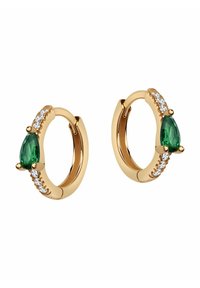 Złote kolczyki w kształcie obręczy z zielonym kamieniem w kształcie marquisa i rzędem małych przezroczystych kamieni po jednej stronie. Gładkie wykończenie, wypolerowana faktura.