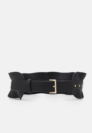 Zwarte leren riem met gouden gesp, breed aangesloten ontwerp en decoratieve klinknagels op een glad witte achtergrond.