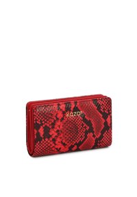 Portefeuille rouge à imprimé serpent avec une surface texturée, un logo métallique et une fermeture éclair. Design compact avec des accents noirs contrastants.