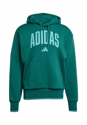 Zielona bluza z kapturem, z kieszenią kangurzą, z logo "ADIDAS" w jasnoniebieskim kolorze na przodzie. Rękawy mają kontrastowe wykończenie.