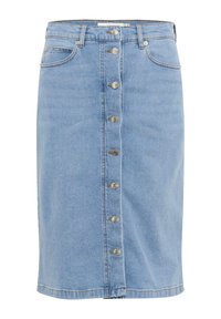 Jupe en denim bleu clair avec une coupe droite, fermeture à boutons sur le devant et deux poches latérales. Couture contrastante distinctive sur l'ensemble.