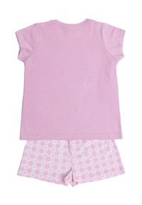 Camisa rosa de manga corta combinada con pantalones cortos a cuadros en rosa y blanco que presentan pequeños íconos en forma de corazón sutiles.