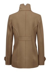 Brauner taillierter Mantel mit hohem Kragen, aus strukturiertem Stoff gefertigt. Verfügt über kontrastierende Nähte und maßgeschneiderte Rückendetails.