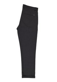 Schwarze, zulaufende Anzughose mit Gürtelschlaufen, Gesäßpaspeltasche und umgeschlagenem Saum, flach liegend auf weißem Hintergrund dargestellt.