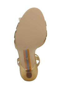 Gouden open teen hoge hakken met een gestructureerd slangenleerpatroon, voorzien van tan- en blauwe strepen op de zool en een verstelbare enkelband.