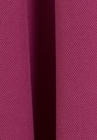 Texturovaná tkanina v hluboké magentě, ukazující tkaný vzor s jemnou mřížkovou strukturou; hladký povrch s mírnou variací hloubky.