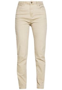 Jeans de denim beige con un corte ajustado, que cuentan con cinco bolsillos, un cierre de botón y cremallera, y detalles de costura sutiles a lo largo de las costuras.