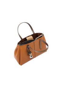 Brązowa skórzana torebka o strukturalnym kształcie, z podwójnymi uchwytami, zamknięciem na zamek błyskawiczny oraz ozdobnym breloczkiem z koralikami. Wnętrze jest jasnobeżowe i przestronne.