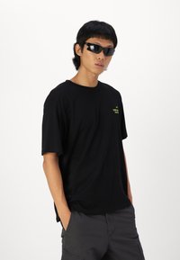 Jack & Jones JJKNOCKOUT WIDE FIT - Cargobukser - asphalt