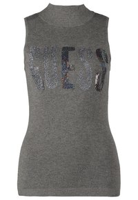 Szary bezrękawnik z dzianiny z wysokim kołnierzem i dużymi cekinowymi literami „GUESS” na piersi w różnych kolorach i fakturach.