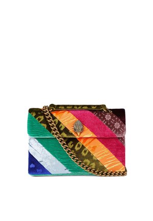 Meerkleurige handtas met diagonale strepen in fluweel en metalen materialen. Voorzien van een gouden kettinghengsel en een decoratieve sluiting.