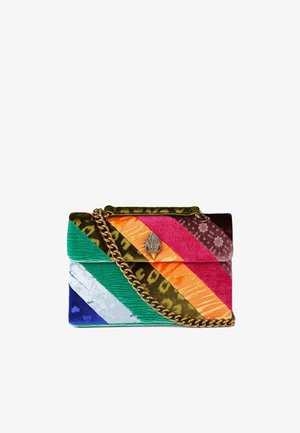 Borsa multicolore con strisce diagonali in velluto e materiali metallici. Presenta una tracolla a catena dorata e una chiusura decorativa.