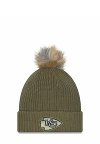 Bonnet en tricot vert olive avec un revers replié, ornée d'un logo brodé crème et d'un pompon en fausse fourrure sur le dessus. Tissu texturé chaud.