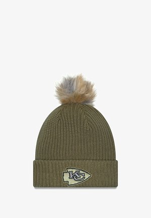 Berretto lavorato a maglia verde oliva con risvolto, caratterizzato da un logo ricamato color crema e una pompon in pelliccia sintetica sopra. Tessuto caldo e texture.