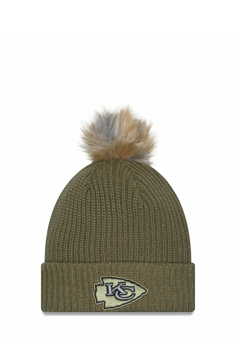 Bonnet en tricot vert olive avec un revers replié, ornée d'un logo brodé crème et d'un pompon en fausse fourrure sur le dessus. Tissu texturé chaud.