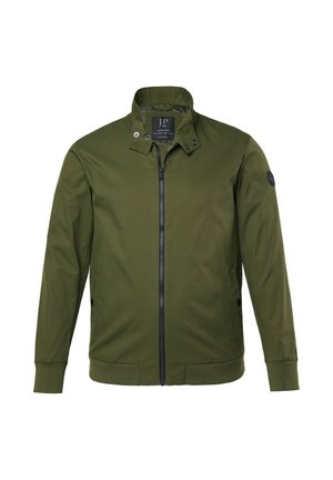 Miesten oliivinvihreä rento takki, jossa on etuvetoketju, pystykkaulus painonapeilla, sivutaskut, resoriset hihansuut ja logopatch hihoissa.