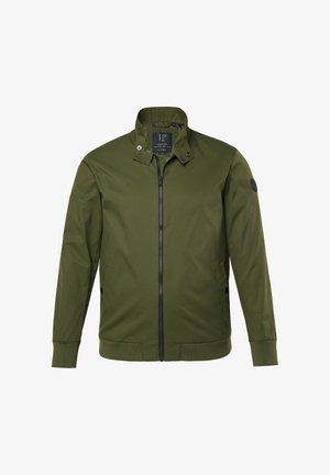 Olivgrüne Herren-Casual-Jacke mit Frontreißverschluss, Stehkragen mit Druckknöpfen, Seitentaschen, gerippten Bündchen und einem Logopatch am Arm.