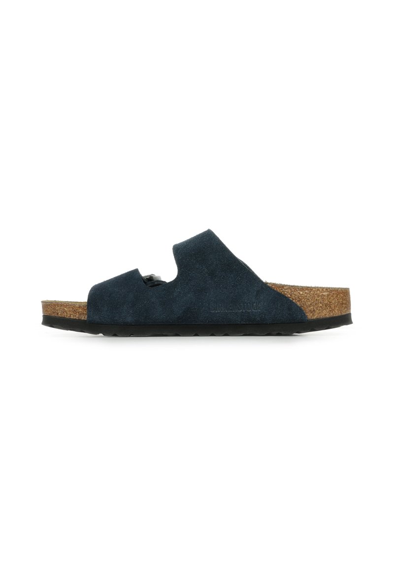 Blå ruskindsandal med bred remdesign, korkfodersål og gummisål. Tekstureret finish med afrundet udsparing for ventilation.