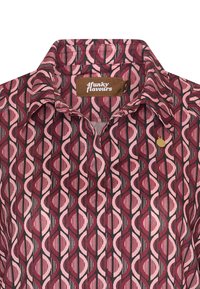 Camicia con colletto caratterizzata da un motivo geometrico nelle tonalità di bordeaux e rosa, con dettagli neri. Comprende un'etichetta marrone all'interno del colletto.