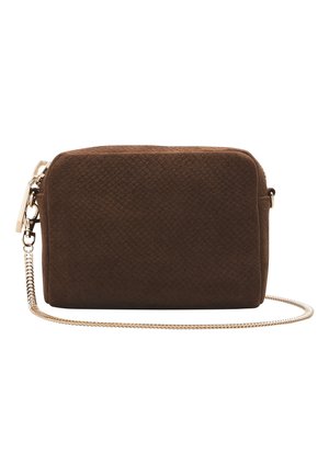 Pequeño bolso bandolera rectangular de ante marrón con una delgada cadena dorada y cierre de cremallera sobre un fondo blanco.