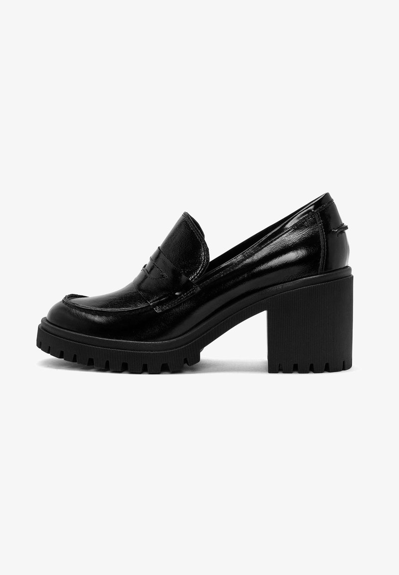 Mocassin en cuir noir brillant avec talon carré épais et semelle rainurée, vue de profil latérale sur fond blanc.