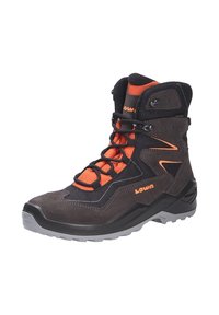 Scarponcino da trekking nero e arancione realizzato in materiale scamosciato e mesh, dotato di una resistente suola grigia, supporto alla caviglia rinforzato e sistema di allacciatura rapida.