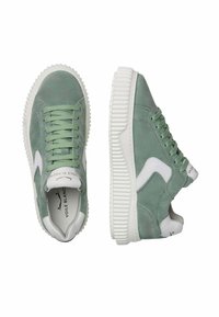 Sneakers in suede verde con suole in gomma bianca, caratterizzati da lacci, un accento bianco del logo e una texture liscia. Design a basso profilo.