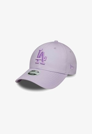 Lila Baseballkappe mit gesticktem "LA"-Logo, gebogenem Schirm, verstellbarem Riemen und strukturiertem Stoff. Enthält seitliche Belüftungsösen.