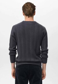 Suéter de punto gris oscuro con un patrón de espiga, puños y dobladillo acanalados. Presenta un cuello redondo y mangas largas.