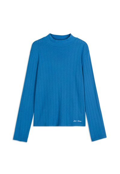Maglietta a maniche lunghe blu con texture a coste e collo alto. Presenta un leggero dettaglio lungo l'orlo con testo ricamato bianco.