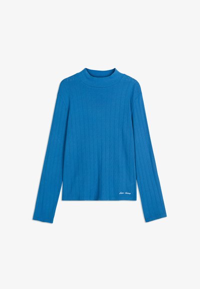 Chemise à manches longues de couleur bleu vif, en tissu côtelé avec un col haut. Présente des rayures horizontales et un petit logo à l'ourlet.