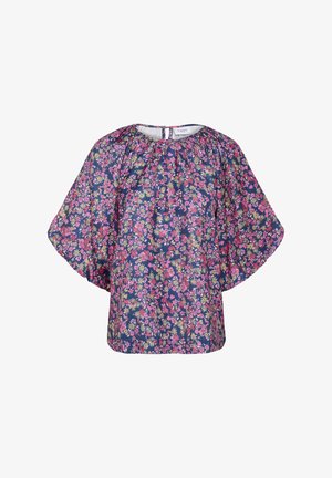 Tumesinist pluusi laia varrukaga, millel on tihe roosa, kollase ja rohelise lillemustriga ning kogutud kaelusega, mille taga on väike nööpkinnitus.