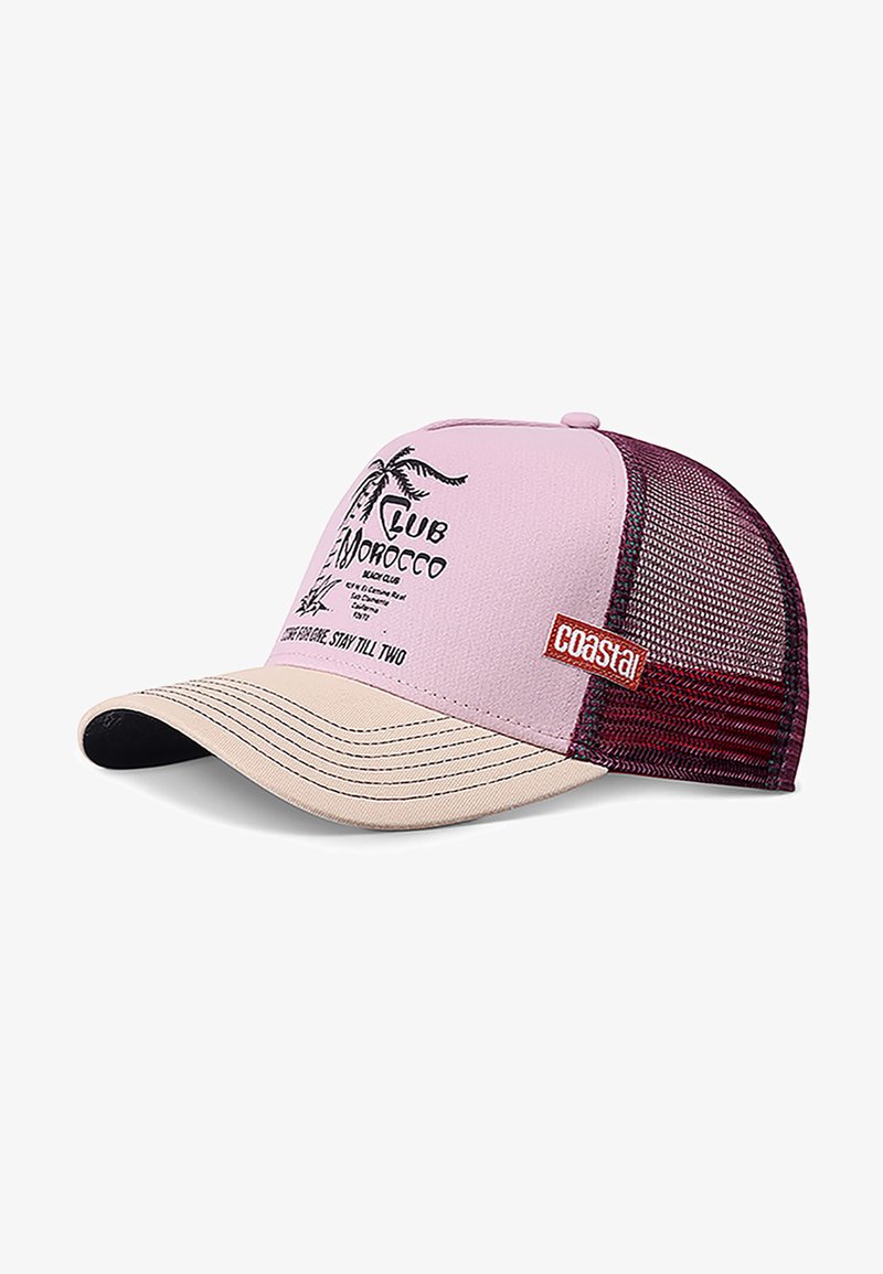 Roze en beige pet met een gebogen rand, zwarte onderzijde, gaas achterkant en een grafische print met de tekst "Club Morocco" in het zwart. Voorzien van een rode label.