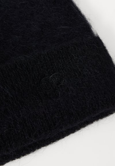 Must mustruumiga must peapael, millel on pehme ja udune tekstuur. Omab üleskeeratud �äärt ja küljes on kõrgendatud logo, mis täiendab selle disaini.