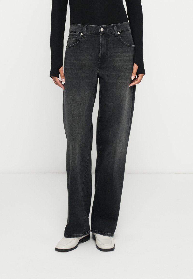 Blugi negri din denim cu croială largă, finisaj cu aspect estompat, design cu cinci buzunare și închidere cu nasture metalic. Se remarcă prin textura netedă și croiala dreaptă.