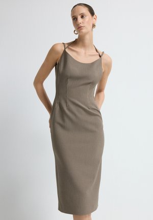 Brun mønstret midi kjole med tynde stropper, tætsiddende silhuet og lige kant. Fremstillet af et glat, tekstureret stof.