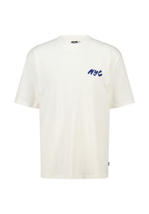Camiseta de algodón blanca con cuello redondo y mangas cortas, que presenta un gráfico azul "NYC" en el lado izquierdo. Diseño simple, ajuste relajado.