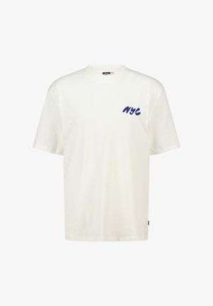 Witte katoenen T-shirt met ronde hals en korte mouwen, met een blauwe "NYC" graphic aan de linkerkant. Eenvoudig ontwerp, relaxte pasvorm.