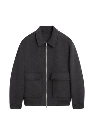 Ciemnoszara wełniana kurtka z zamkiem błyskawicznym, szerokim kołnierzem i dwoma przednimi kieszeniami z patkami. Projekt uzupełniają ściągane mankiety i dół.